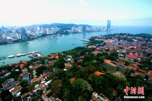 資料圖：廈門，別稱鷺島，福建省省轄市，東南沿海重要的港口及風(fēng)景旅游城市。廈門還是中國最早設(shè)立的經(jīng)濟特區(qū)之一。王東明 攝