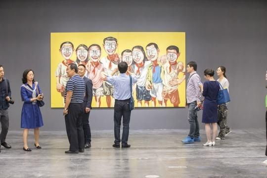 2016年曾梵志最大規?；仡櫿埂吧⒉健庇赨CCA舉行，圖為展覽現場。