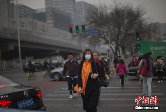 資料圖：2017年3月20日，北京市民在霧霾中出行。<a target='_blank' href='http://www.chinanews.com/'>中新社</a>記者 劉關關 攝