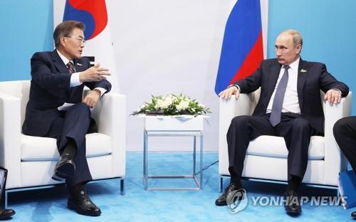 資料圖片：當地時間7月7日下午，在德國漢堡國際會展中心，韓國總統文在寅(左)與俄羅斯總統普京舉行會談。(韓聯社) 

