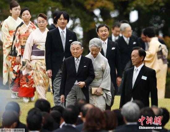 當(dāng)?shù)貢r間2014年11月6日，日本東京，天皇明仁，皇后美智子、皇太子德仁等皇室成員一同出席秋季皇家游園會。