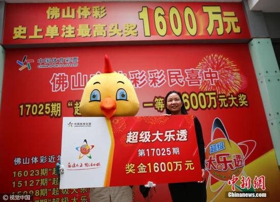 3月13日，廣東省佛山市，一個可愛的“公雞”造型的佛山體彩彩民，領到1600萬元獎金。3月6日，中國體育彩票“超級大樂透”第17025期全國開出2注頭獎，每注獎金為1600萬元，分別花落廣東佛山和江蘇。這是佛山體彩時隔一年，千萬大獎卷土重來。而開出頭獎1600萬元，則創下佛山體彩史單注彩票最高獎金。圖片來源：視覺中國