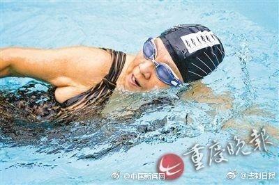88歲老太堅持游泳28年:希望90歲還能跳水