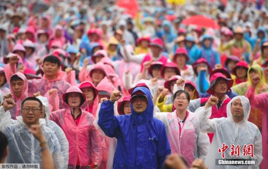 8月15日，在韓國首爾，韓國民眾參加和平游行示威。數(shù)千名韓國民眾15日在首都首爾參加大規(guī)模反對(duì)薩德、反對(duì)韓美軍演的和平游行示威活動(dòng)。