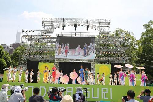 中國僑網(wǎng)中華巾幗出場為日本最大的舞蹈盛典增添了一抹絢麗的色彩。（日本《中文導(dǎo)報》）