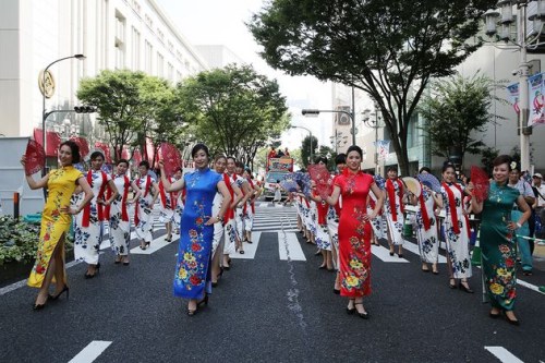 列隊(duì)行進(jìn)在日本中部都市名古屋繁華地段大津通(日本《中文導(dǎo)報》)