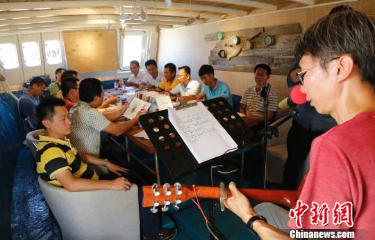 9月5日，海南三亞西島漁村，由西島社區書記主講的“海上書房”第一場讀書分享會伴隨著《大海啊，故鄉》的音樂開啟。　尹海明 攝