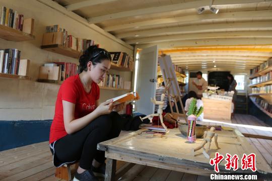 9月5日，海南三亞西島漁村，游客在“海上書房”翻看書籍。　尹海明 攝
