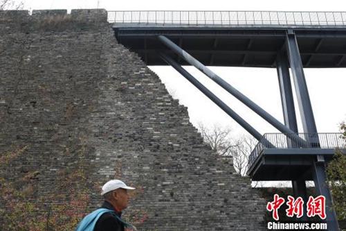 資料圖：南京650歲古城墻“植入”了灰色的現代鋼結構橋梁?！°蟛?攝