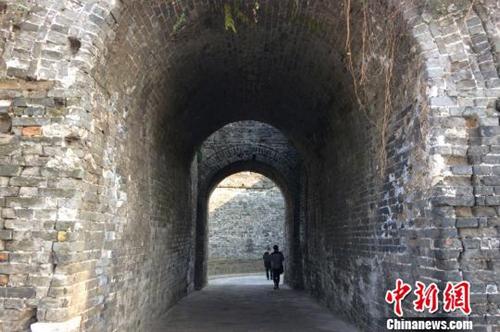 資料圖：荊州古城墻內部一景。　董曉斌 攝