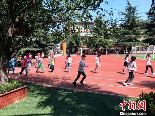小學(xué)要求“彈性離校”家長(zhǎng)“自證很忙”終撤回