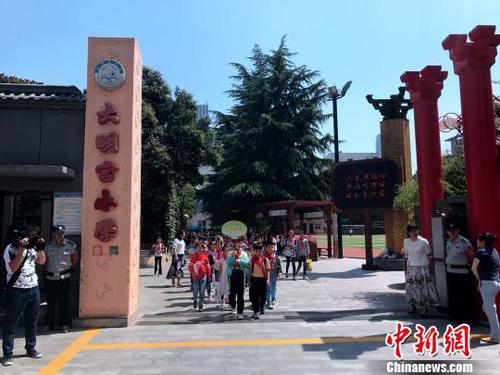 圖為西安市未央?yún)^(qū)大明宮小學(xué)學(xué)生放學(xué)。　梅鐿瀧 攝