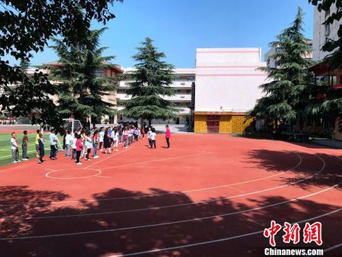 圖為西安市未央?yún)^(qū)大明宮小學(xué)學(xué)生上體育課。　梅鐿瀧 攝