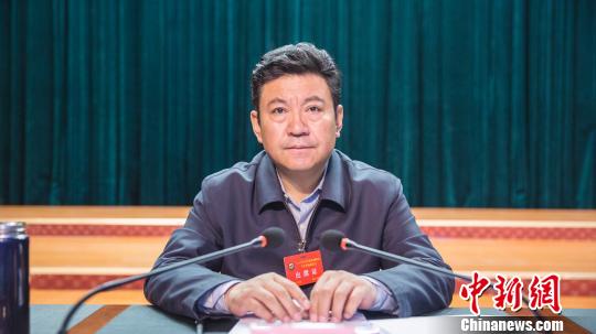 西藏自治區(qū)副主席、日喀則市委書記張延清在2017全區(qū)脫貧摘帽工作推進現(xiàn)場大會上講話。　筱康 攝
