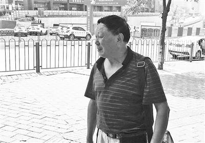 全國司法考試重慶江北區考點，71歲的考生楊昌榮走出考場。圖片來源：重慶晨報