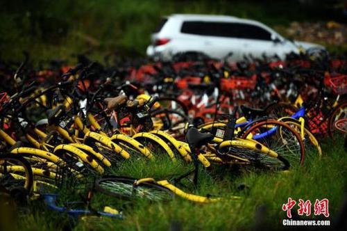 9月9日，現場堆積如山的共享單車。<a target='_blank' href='http://www.chinanews.com/'>中新社</a>記者 李進紅 攝