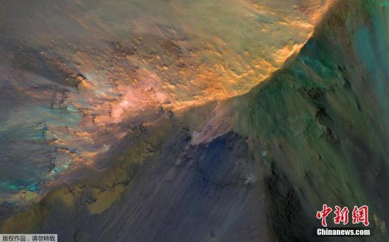 當地時間3月21日，NASA公開其拍攝的火星水手谷北部喬凡塔深谷中，約1000米高的山丘。