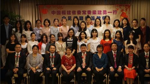 中國僑網(wǎng)訪問團(tuán)與外派教師合影