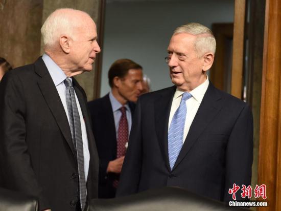 資料圖片：美國國防部長馬蒂斯（右）與參議院軍事委員會(huì)主席麥凱恩（左）交流。<a target='_blank' href='http://www.chinanews.com/'>中新社</a>記者 張蔚然 攝