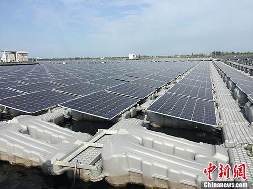 安徽省淮南市潘集區劉龍采煤沉陷區，已被水侵占，成一片6000多畝的水面。就在這片水面上興建的目前全球最大的水上漂浮光伏電站近日廣受外界關注。圖為水上漂浮光伏電站。 <a target='_blank' href='http://www.chinanews.com/'>中新社</a>記者 吳蘭 攝