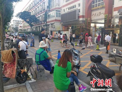 資料圖：中關村一小門外等候接孩子的家長 <a target='_blank' href='http://www.chinanews.com/' >中新網</a>記者 張尼 攝