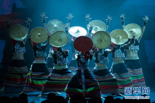 來自云南的演員表演傣族舞蹈《女兒國》。新華網發(弗爾季?奧蒂洛攝)