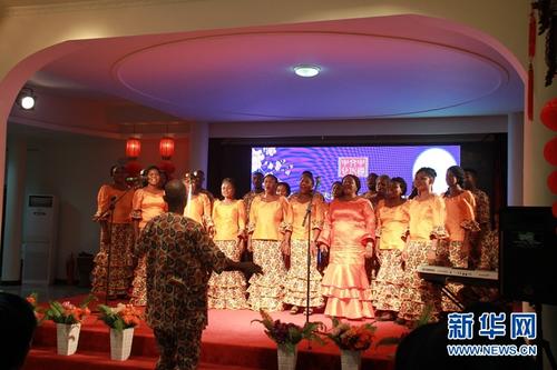 中國僑網(wǎng)尼日利亞首都合唱團(tuán)表演合唱。新華網(wǎng)發(fā)