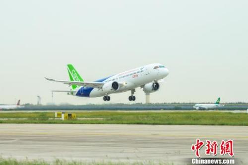 9月28日上午，C919大型客機10101架機在上海浦東機場完成一架次檢飛任務(wù)。　中國商飛公司 攝