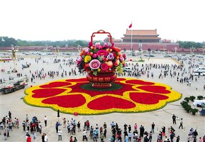  9月25日，天安門廣場(chǎng)，國(guó)慶“大花籃”整體亮相，游客爭(zhēng)相與國(guó)慶“大花籃”拍照留念。新京報(bào)記者 侯少卿 攝