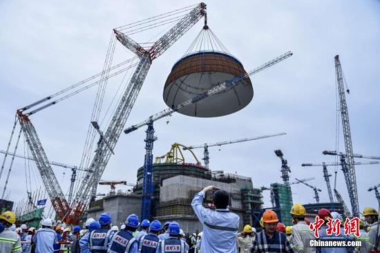 資料圖：5月25日下午5時(shí)58分，中國自主三代核電“華龍一號(hào)”全球首堆示范工程——中核集團(tuán)福清核電5號(hào)機(jī)組穹頂?shù)跹b成功。<a target='_blank' href='http://www.chinanews.com/'>中新社</a>發(fā) 鐘鷹 攝