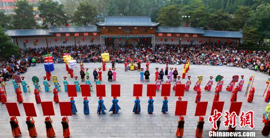 2017年的“國慶中秋”假日，兩節(jié)的疊加效應，超長的假日時間，高速免費通行的政策，促使人們出游熱情高漲。　成鵬 攝