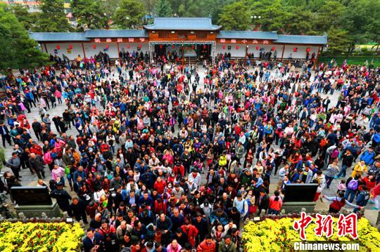 山西省旅發(fā)委發(fā)布的消息顯示，來山西的游客中，男性游客占55.89%，消費偏好呈觀光游覽向休閑度假發(fā)展趨勢。　成鵬 攝