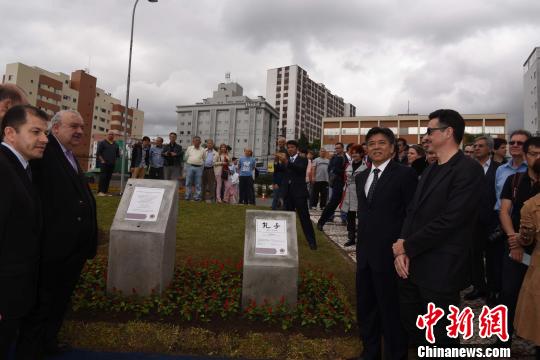中國僑網(wǎng)圖為中國駐巴西大使李金章（右二）和巴西庫里蒂巴市市長拉斐爾·格雷卡（左二）等為“中國廣場”揭幕。　莫成雄　攝