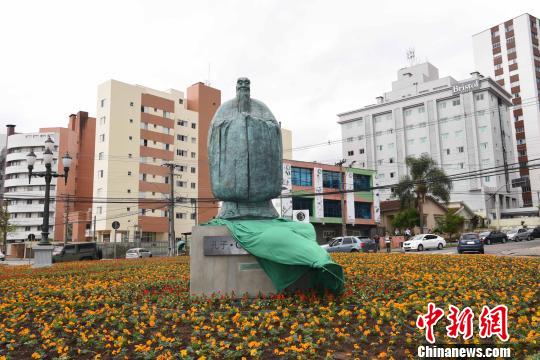 圖為中國美術(shù)館館長吳為山教授創(chuàng)作的孔子青銅雕像同時在“中國廣場”落成。　莫成雄 攝