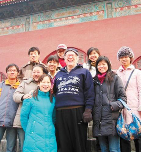 2006年12月，馬克林教授和北外的學生們參觀北京鼓樓。資料圖片