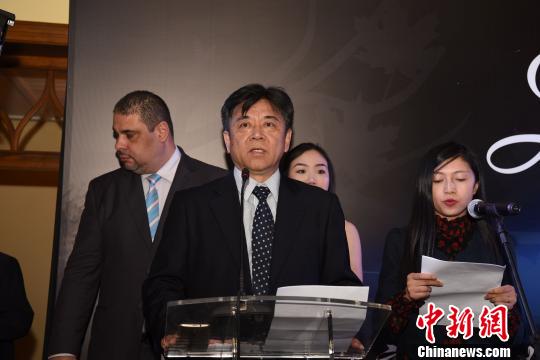 中國僑網圖為中國駐巴西大使李金章（左二）致辭。　莫成雄　攝