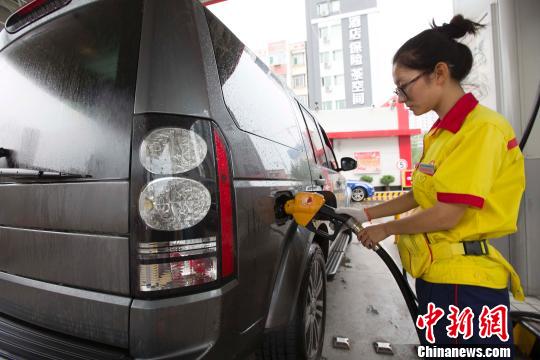 山西太原，私家車正在加油站加油。張?jiān)啤z