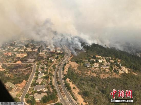 　　自10月8日晚間起，美國加州北部酒鄉納帕、索諾瑪多地遭遇至少14場野火，至9日上午已造成1人死亡，數十人受傷，兩萬多居民疏散，約1500棟住宅和商業樓宇燒毀，6萬多公頃土地受災，州長布朗宣布進入緊急狀態?！　∮捎诟邷馗稍?、大風、低濕度，8日開始的多場野火最初在酒鄉納帕、索諾瑪境內發現，迅速瘋狂蔓延，受災地區包括圣塔羅莎、尤巴、巴特、內華達、卡拉維拉斯和門多西諾等郡，火災原因不明，消防員暫時無法控制火勢。