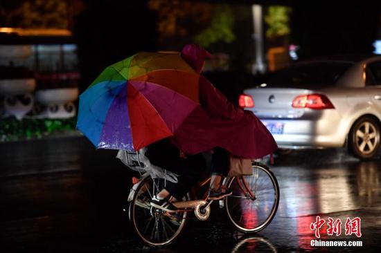 10月10日,市民雨中騎行。俗話說“一場秋雨一場寒”,寒露節氣剛過,陰雨天氣到訪昆明,氣溫下降,“春城”秋意漸濃。<a target='_blank' href='http://www.chinanews.com/'>中新社</a>記者 劉冉陽 攝 10月10日,市民雨中騎行。俗話說“一場秋雨一場寒”,寒露節氣剛過,陰雨天氣到訪昆明,氣溫下降,“春城”秋意漸濃。<a target='_blank' href='http://www.chinanews.com/'>中新社</a>記者 劉冉陽 攝