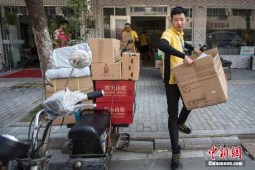 2016年7月，南京一名快遞員在高溫天氣送貨。<a target='_blank' href='http://www.chinanews.com/'>中新社</a>記者 泱波 攝