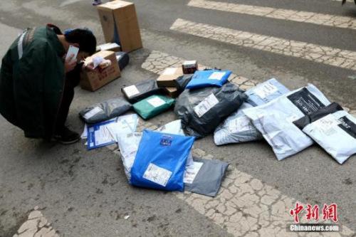 資料圖：快遞員在打電話聯系收快遞者。<a target='_blank' href='http://www.chinanews.com/'>中新社</a>記者 張遠 攝