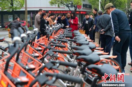 資料圖：市民體驗(yàn)共享單車(chē)。 鐘欣 攝