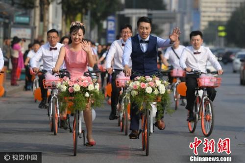 2017年9月9日，沈陽(yáng)，共享單車(chē)編隊(duì)迎娶新娘，別樣婚禮吸引路人眼球。圖片來(lái)源：視覺(jué)中國(guó)