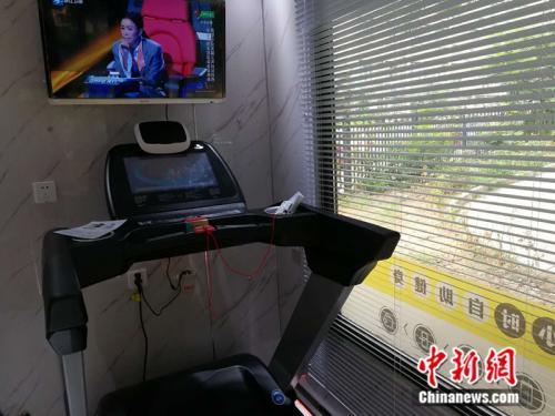 今年誕生的共享運(yùn)動(dòng)倉(cāng)內(nèi)安裝有跑步機(jī)、電視等設(shè)施 。<a target='_blank' href='http://www.chinanews.com/' >中新網(wǎng)</a>記者 張尼 攝