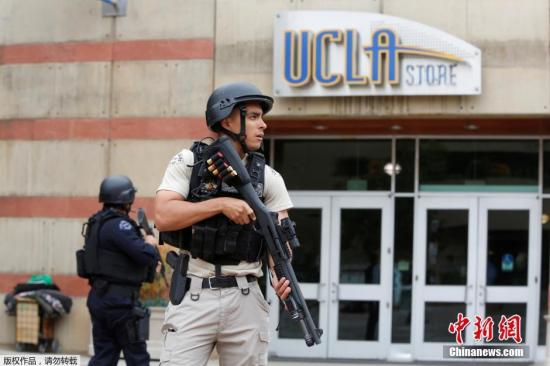 當地時間6月1日，美國加州大學洛杉磯分校發生校園槍擊事件，兩人死亡，死者均為男性成年人。洛杉磯警察局局長貝克證實，這次槍擊案為謀殺-自殺案，校園已不再受到威脅。圖為持槍警察在UCLA門口執勤。