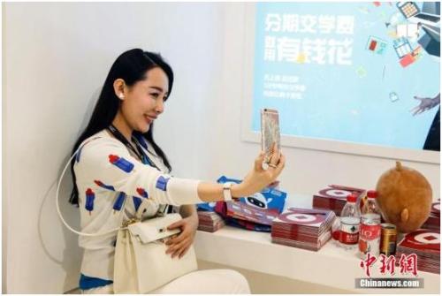 隨著移動互聯網的發展，各類游戲、旅游、購物等戶外戶內的移動直播近五年蓬勃發展。圖為一名女主播用手機在一家直播平臺上做現場直播。<a target='_blank' href='http://www.chinanews.com/'>中新社</a>記者 張浩 攝