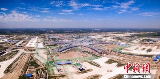 10月16日，北京新機場建設指揮部發布消息稱，新機場力爭于2017年底實現封頂封圍，全部工程計劃于2019年7月竣工，并于10月試運行。圖為建設中的北京新機場航拍圖。北京新機場建設指揮部供圖