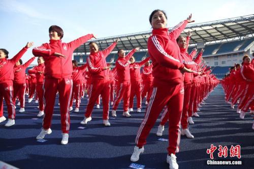 資料圖:2016年11月,5萬余名參與者在北京、上海、成都等14個(gè)城市同跳一支廣場舞,一起挑戰(zhàn)最大規(guī)模排舞(多場地)吉尼斯世界紀(jì)錄。<a target='_blank' href='http://www.chinanews.com/'>中新社</a>記者 趙雋 攝 資料圖:2016年11月,5萬余名參與者在北京、上海、成都等14個(gè)城市同跳一支廣場舞,一起挑戰(zhàn)最大規(guī)模排舞(多場地)吉尼斯世界紀(jì)錄。<a target='_blank' href='http://www.chinanews.com/'>中新社</a>記者 趙雋 攝
