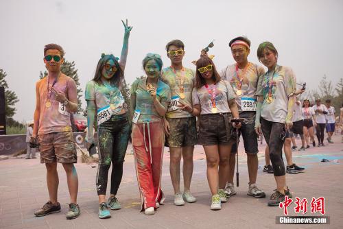 資料圖:近年來,興起的The Color Run彩色跑,旨在宣傳健康、快樂、大眾參與的跑步理念。 <a target='_blank' href='http://www.chinanews.com/' >中新網(wǎng)</a>記者 翟璐 攝 資料圖:近年來,興起的The Color Run彩色跑,旨在宣傳健康、快樂、大眾參與的跑步理念。 <a target='_blank' href='http://www.chinanews.com/' >中新網(wǎng)</a>記者 翟璐 攝