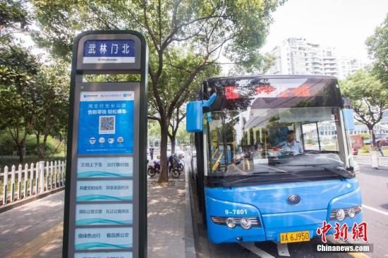 資料圖:杭州506路公交車(圖文無關) <a target='_blank' href='http://www.chinanews.com/'>中新社</a>發 許康平 攝 資料圖:杭州506路公交車(圖文無關) <a target='_blank' href='http://www.chinanews.com/'>中新社</a>發 許康平 攝